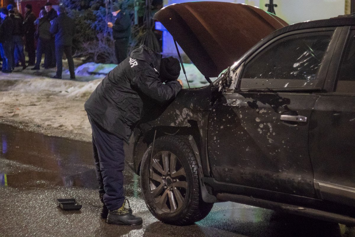 Также на место событий приехали следователи, взрывотехники и спасатели  Также на место событий приехали следователи, взрывотехники и спасатели