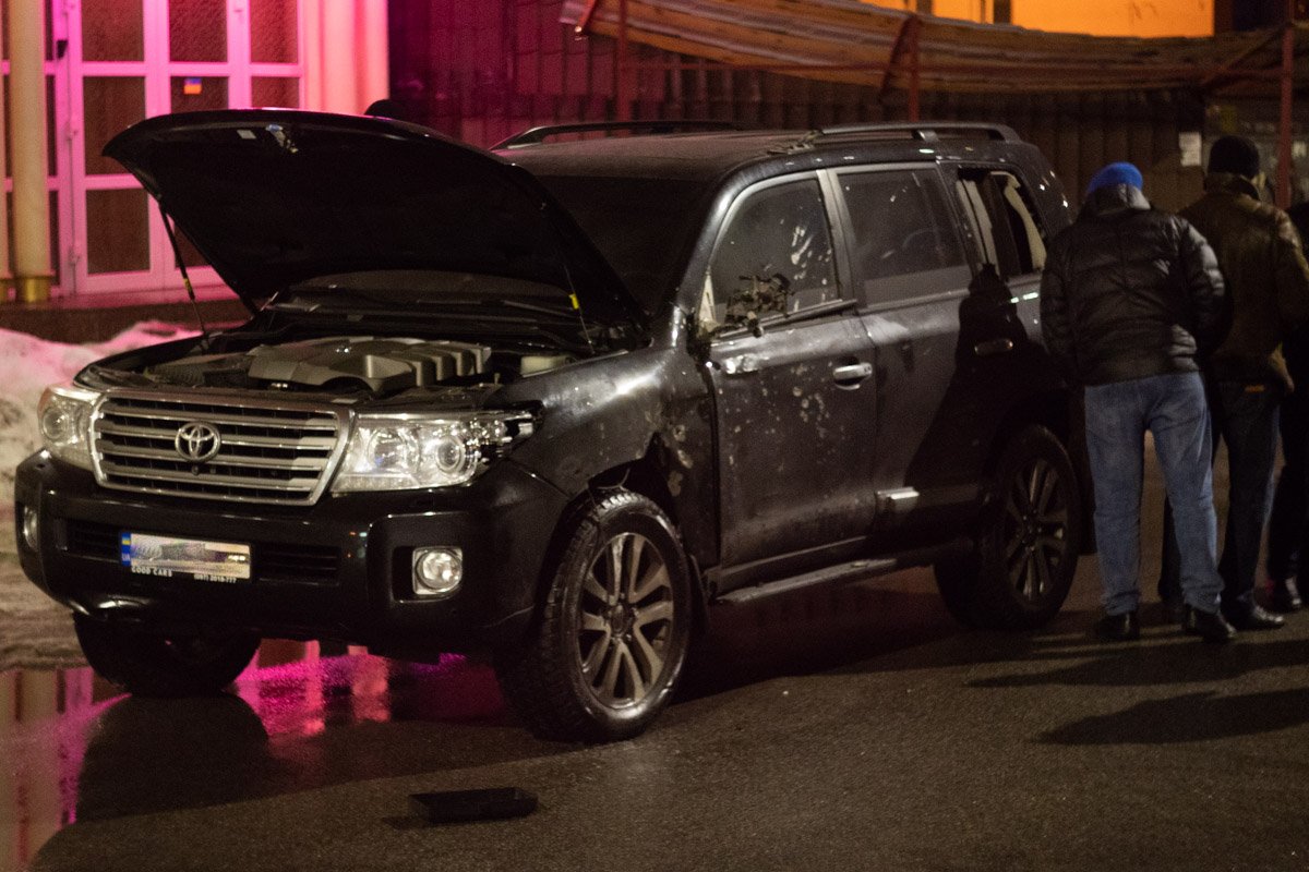 Оказалось, что на улице Литейной неизвестный выстрелил в автомобиль Toyota Оказалось, что на улице Литейной неизвестный выстрелил в автомобиль Toyota