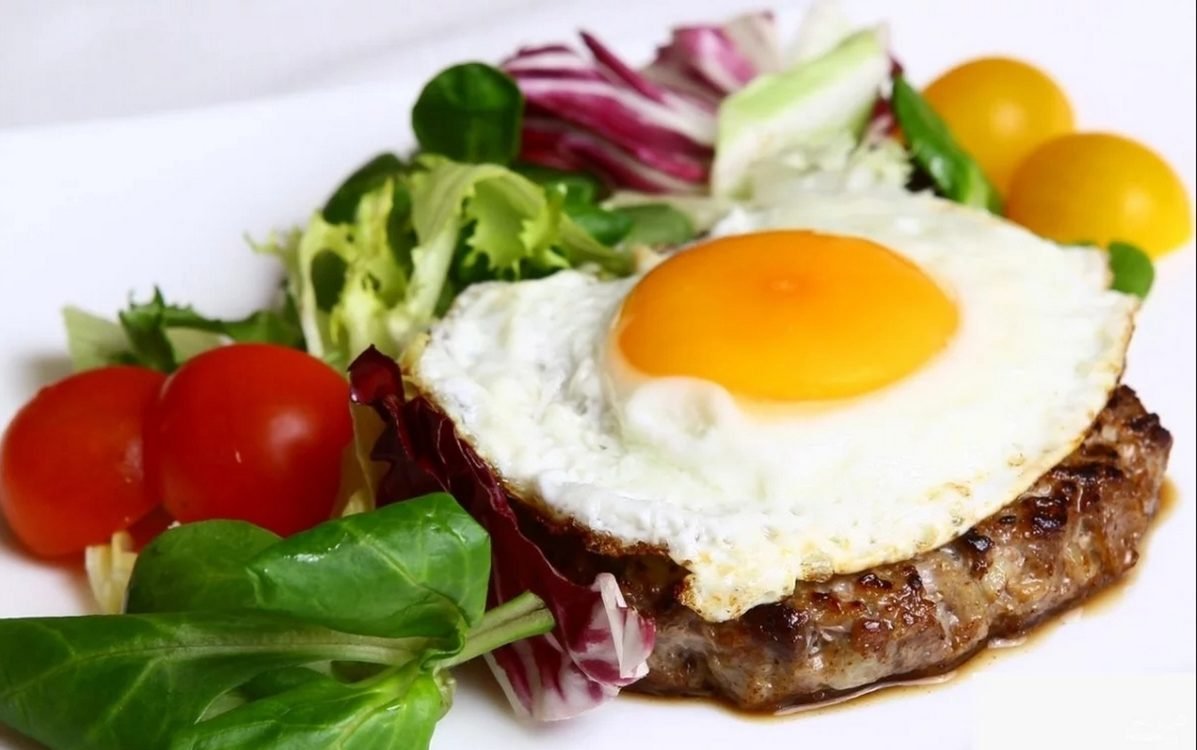 Полезные и вкусные рецепты: как приготовить рубленый бифштекс с деревенским яйцом 1