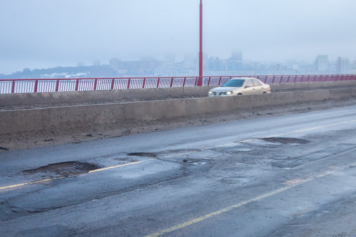 Весь в ямах