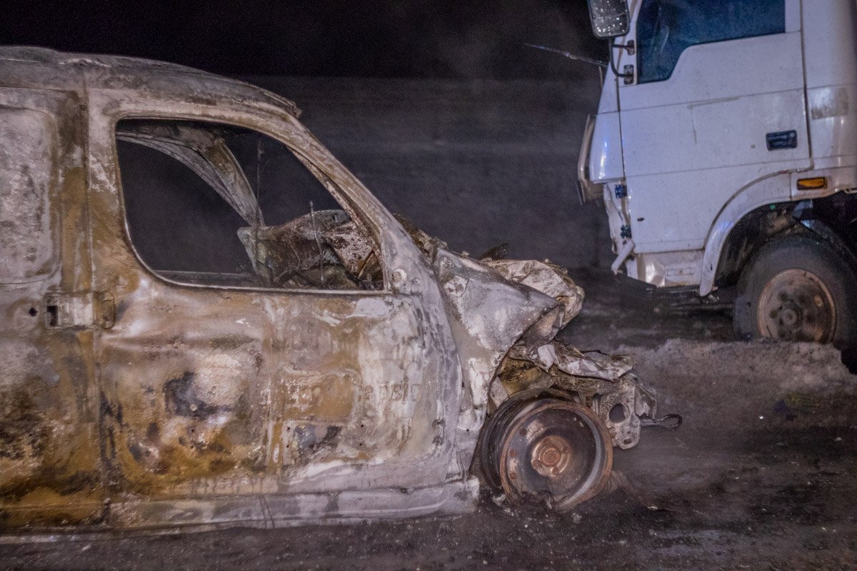 Под Днепром столкнулись автомобили Renault и TATA Под Днепром столкнулись автомобили Renault и TATA