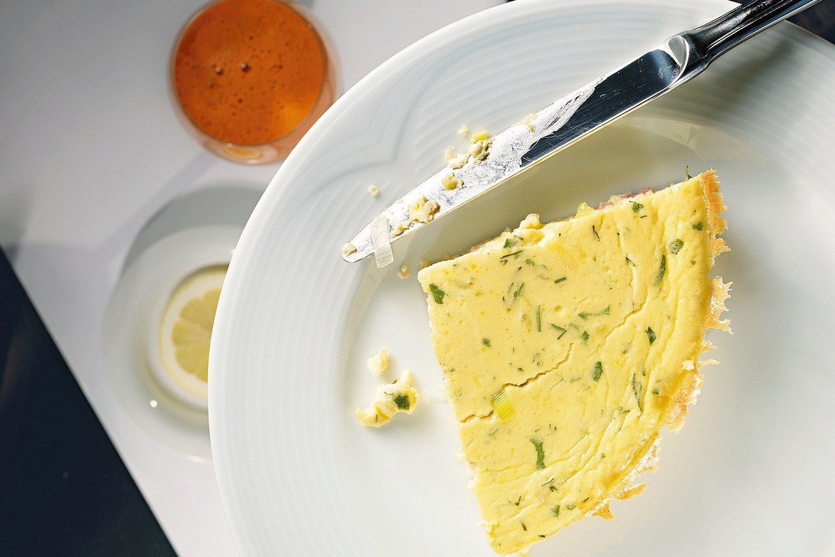 Полезные и вкусные рецепты: как приготовить омлет-суфле с ветчиной и сыром 1