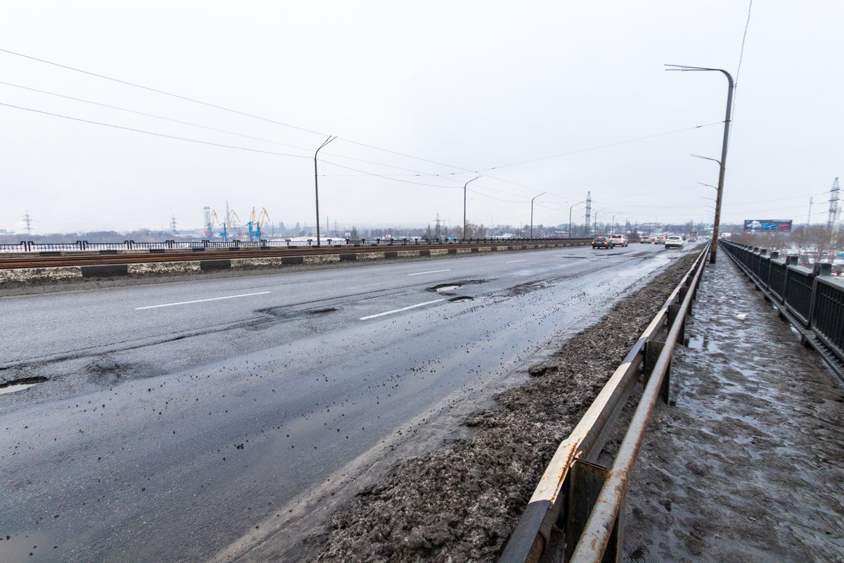 По ровным дорогам в Днепре ездят только трамваи По ровным дорогам в Днепре ездят только трамваи