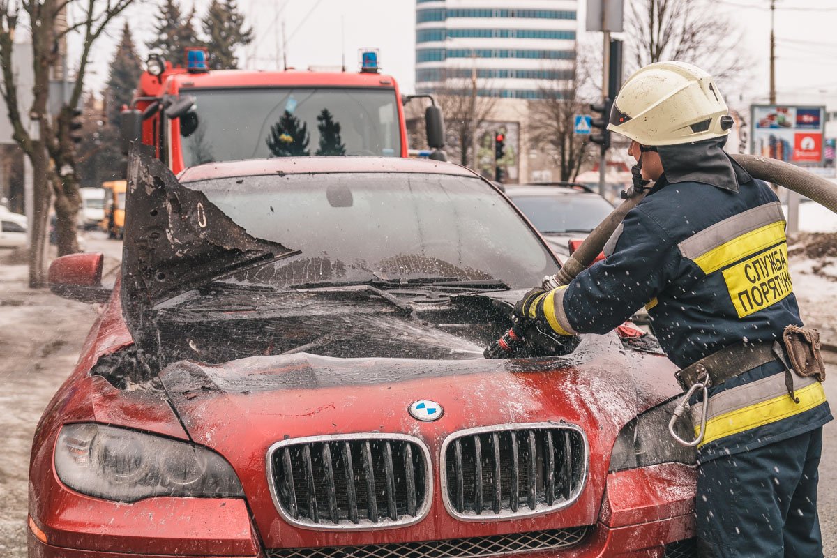 На борьбу с огнем у спасателей ушло пару минут