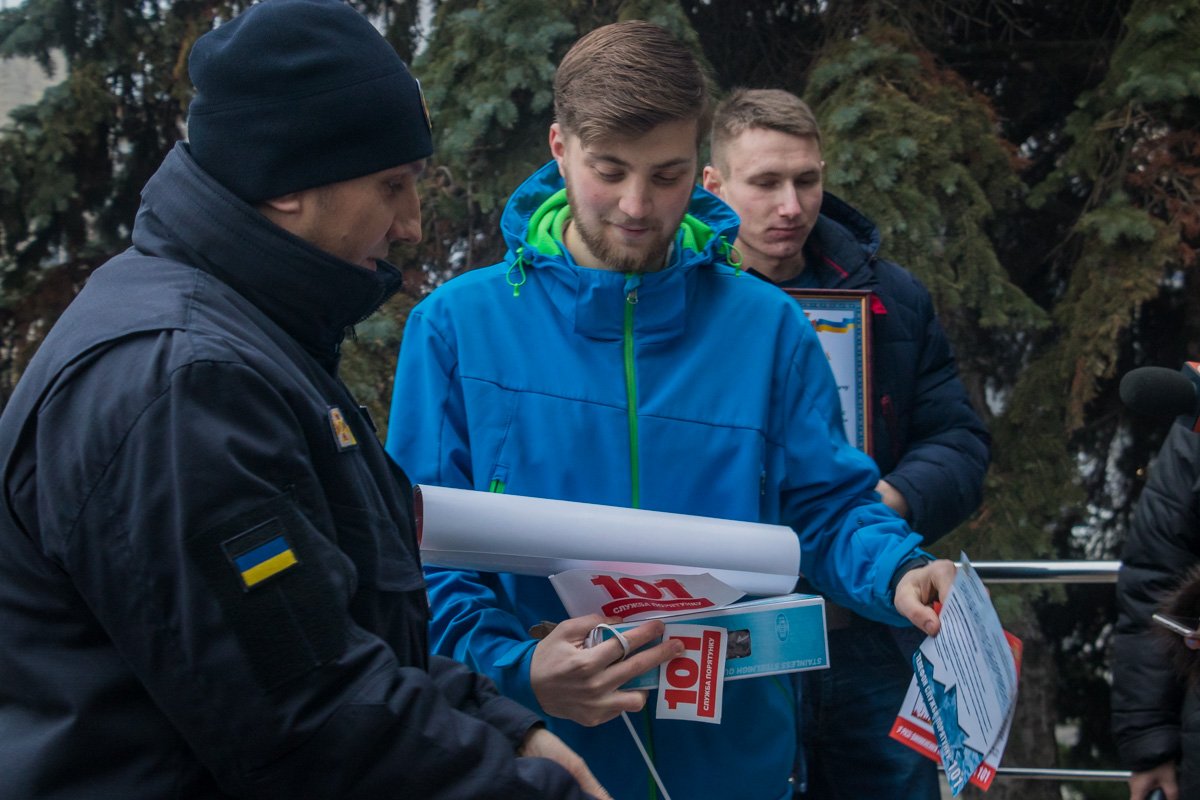 Спасатели поблагодарили его за поступок и вручили несколько презентов Спасатели поблагодарили его за поступок и вручили несколько презентов