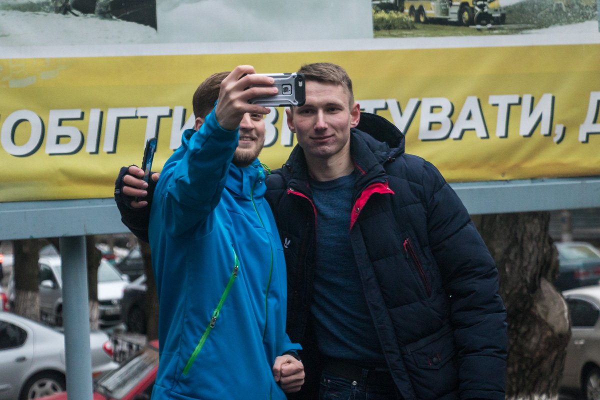 Владислав гулял в парке вместе со своим другом Денисом Владислав гулял в парке вместе со своим другом Денисом