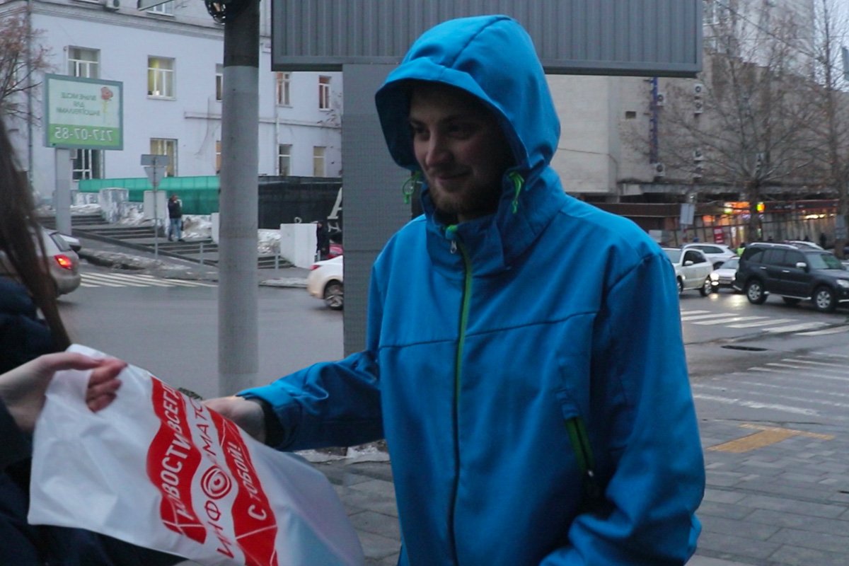 Мы не смогли пройти мимо и вручили парню небольшой подарок от имени редакции Мы не смогли пройти мимо и вручили парню небольшой подарок от имени редакции