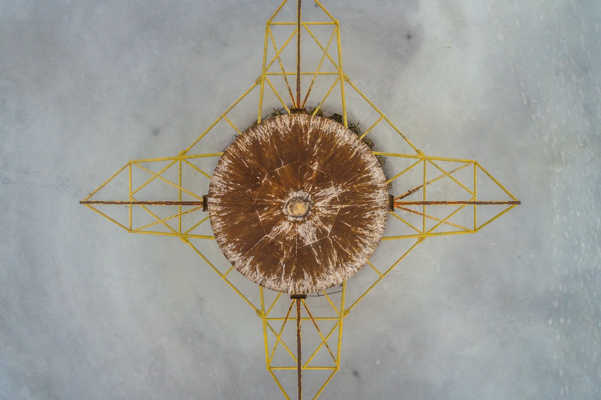 Всем своим внешним видом металлическая конструкция напоминает что угодно...