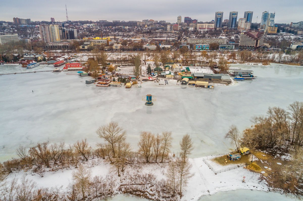 Кусочек истории тихонько стоит в сторонке от людей и ждем своего конца