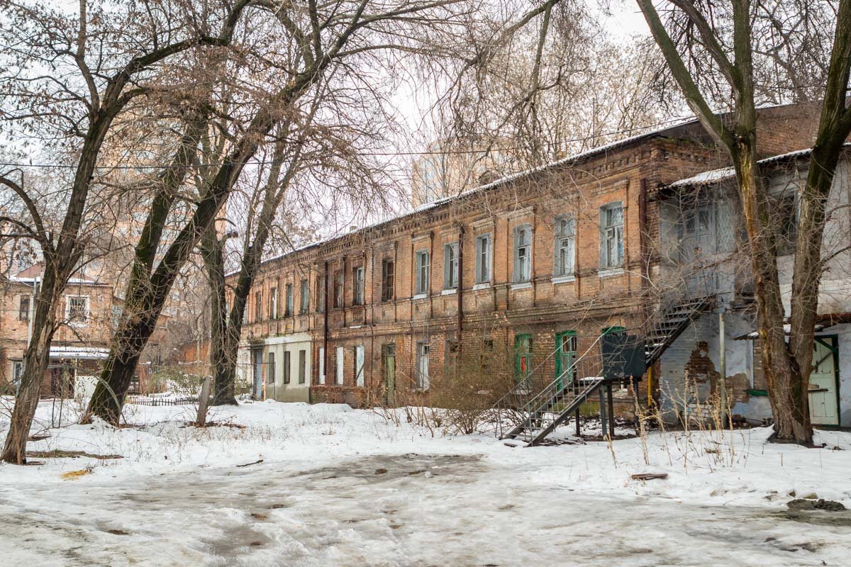 Дворик практически не тронуло время