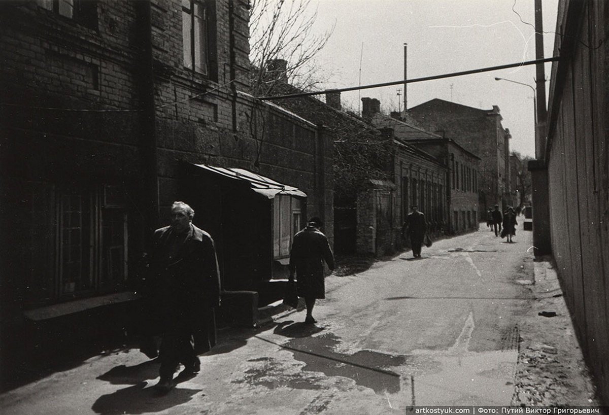 Проход между эстакадой моста. Фото: Путий Виктор