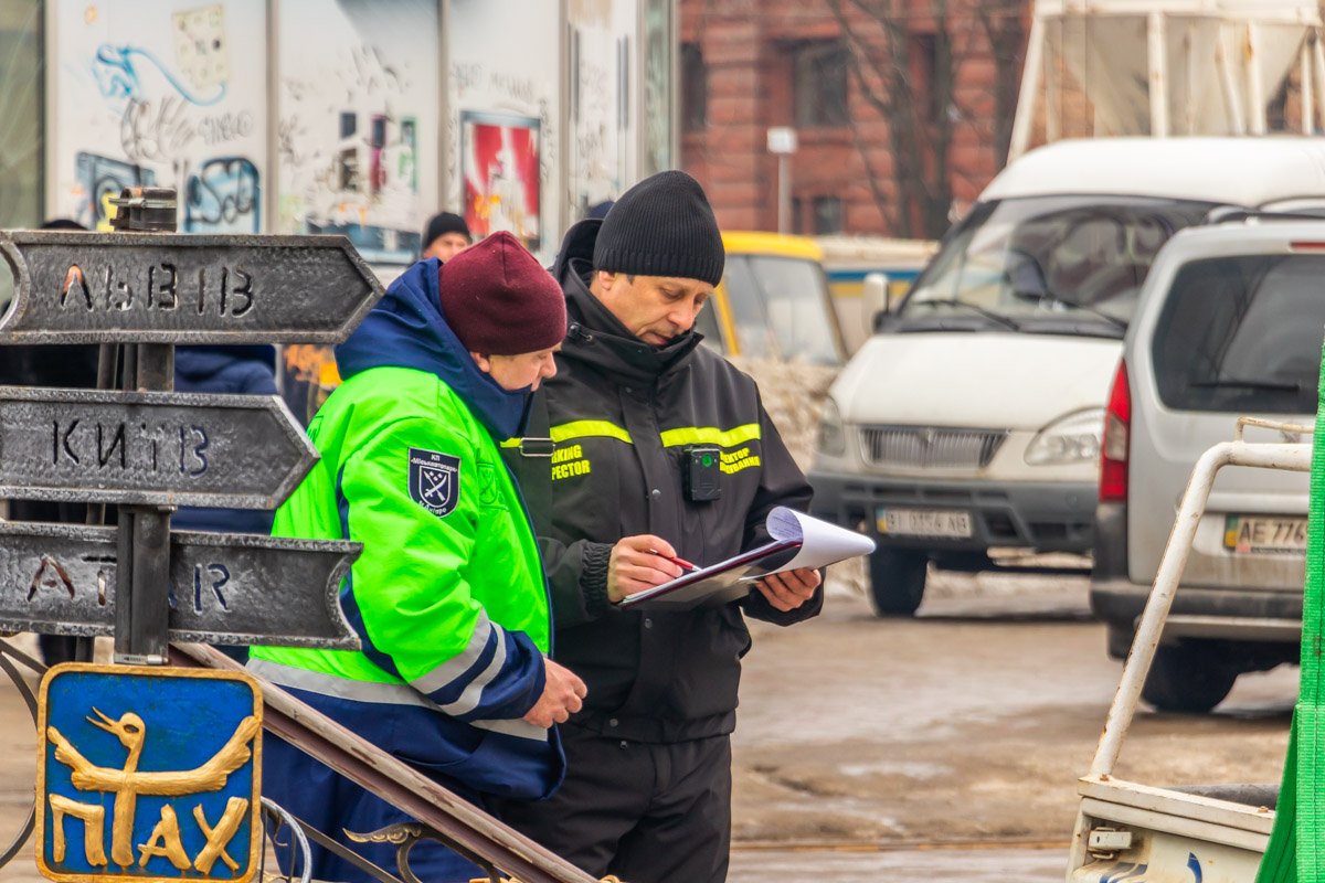 Как уверяли инспекторы по парковкам, найти хозяина автомобиля им не удалось