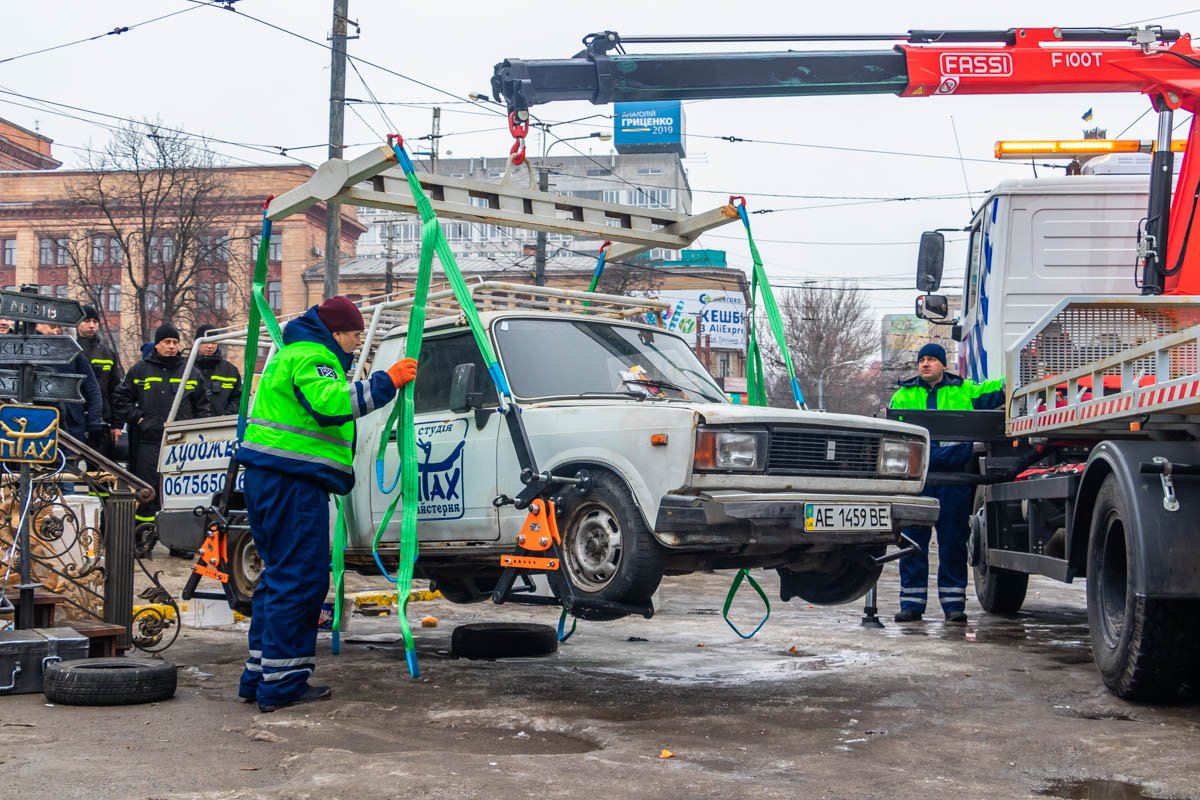 В итоге автомобиль погрузили на эвакуатор и увезли