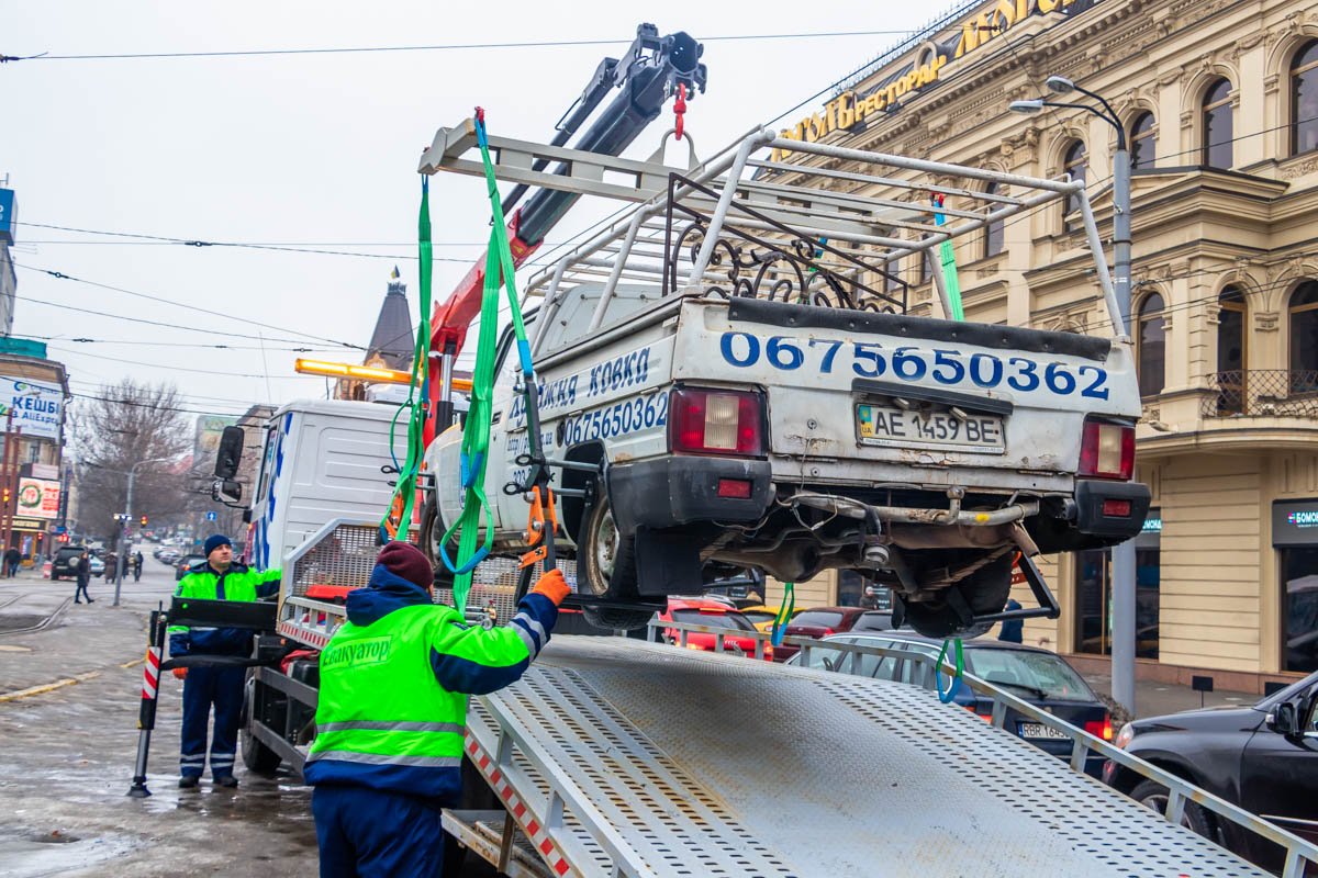 Несмотря на то, что на кузове наклеен огромный номер хозяина машины, позвонить по нему никто не додумался