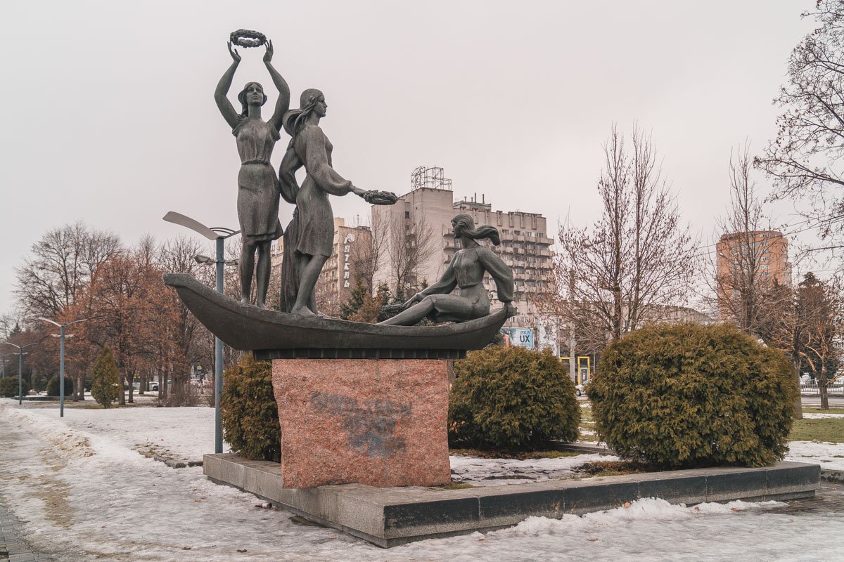 Надписи убрали даже на памятниках Надписи убрали даже на памятниках