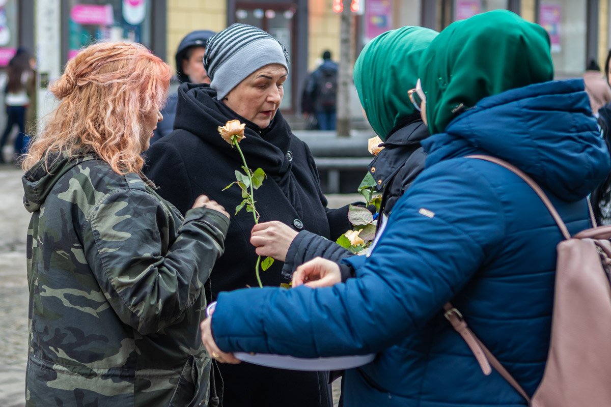 Девушки-мусульманки дарили дамам цветы и конфеты Девушки-мусульманки дарили дамам цветы и конфеты