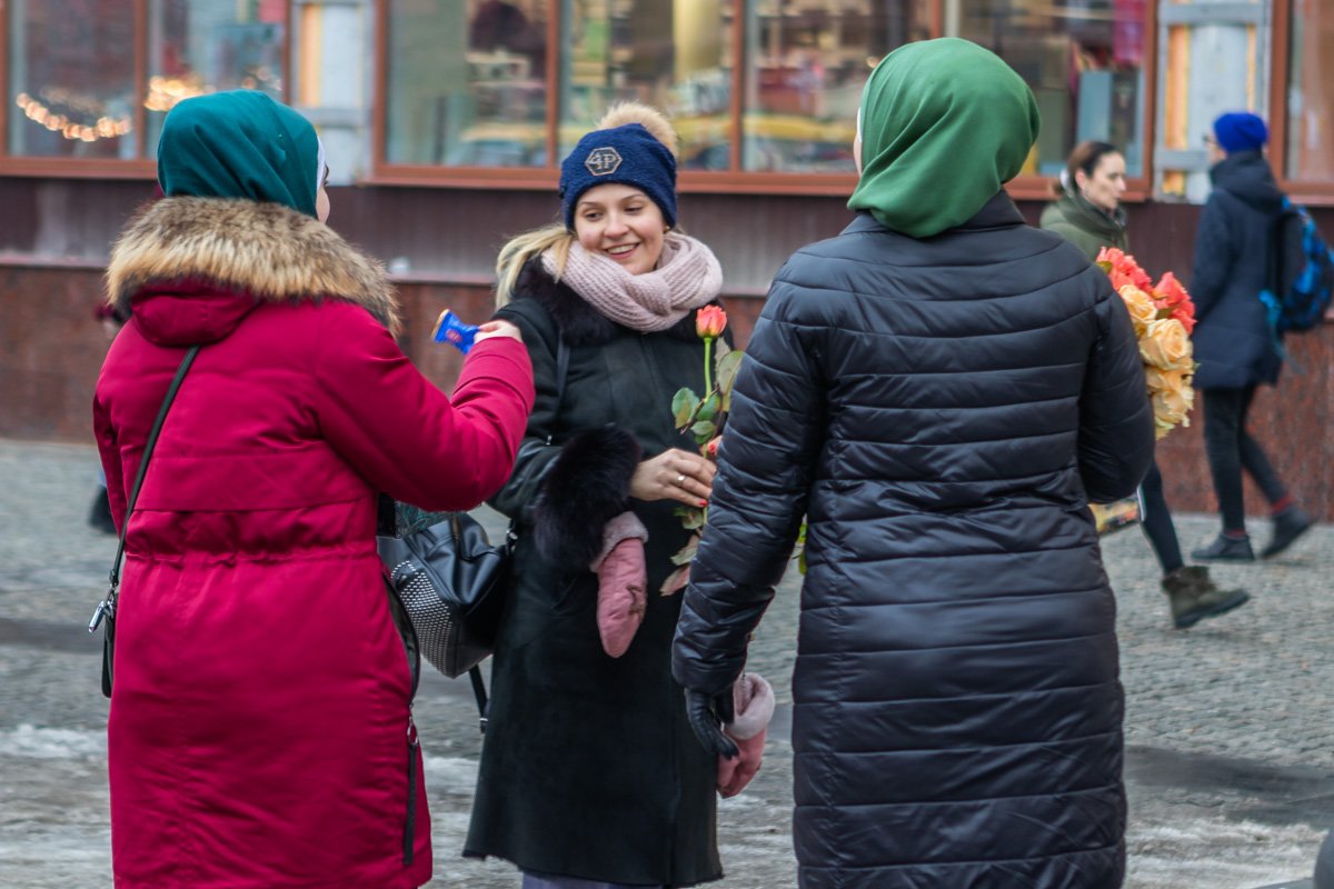 Большинство девушек были очень рады внезапным подаркам Большинство девушек были очень рады внезапным подаркам