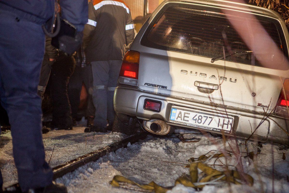 Поезд протащил авто несколько десятков метров