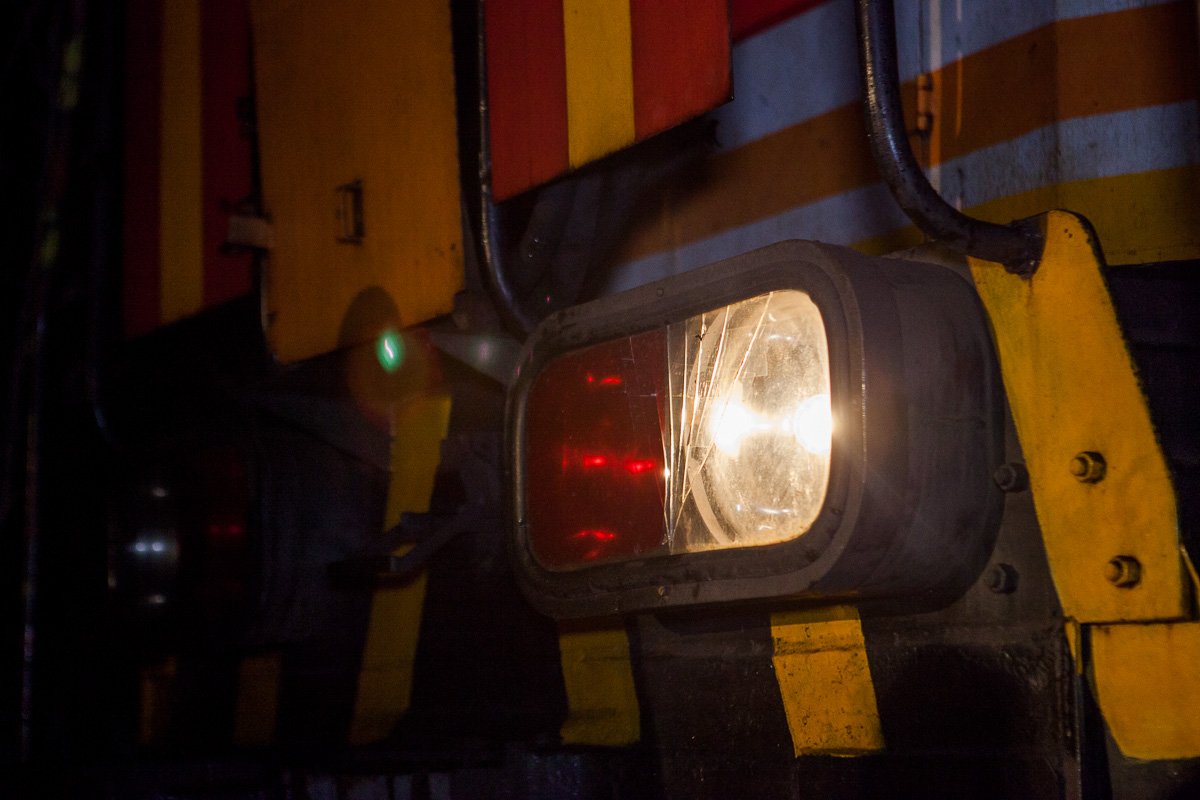  У тепловоза повреждена одна из фар