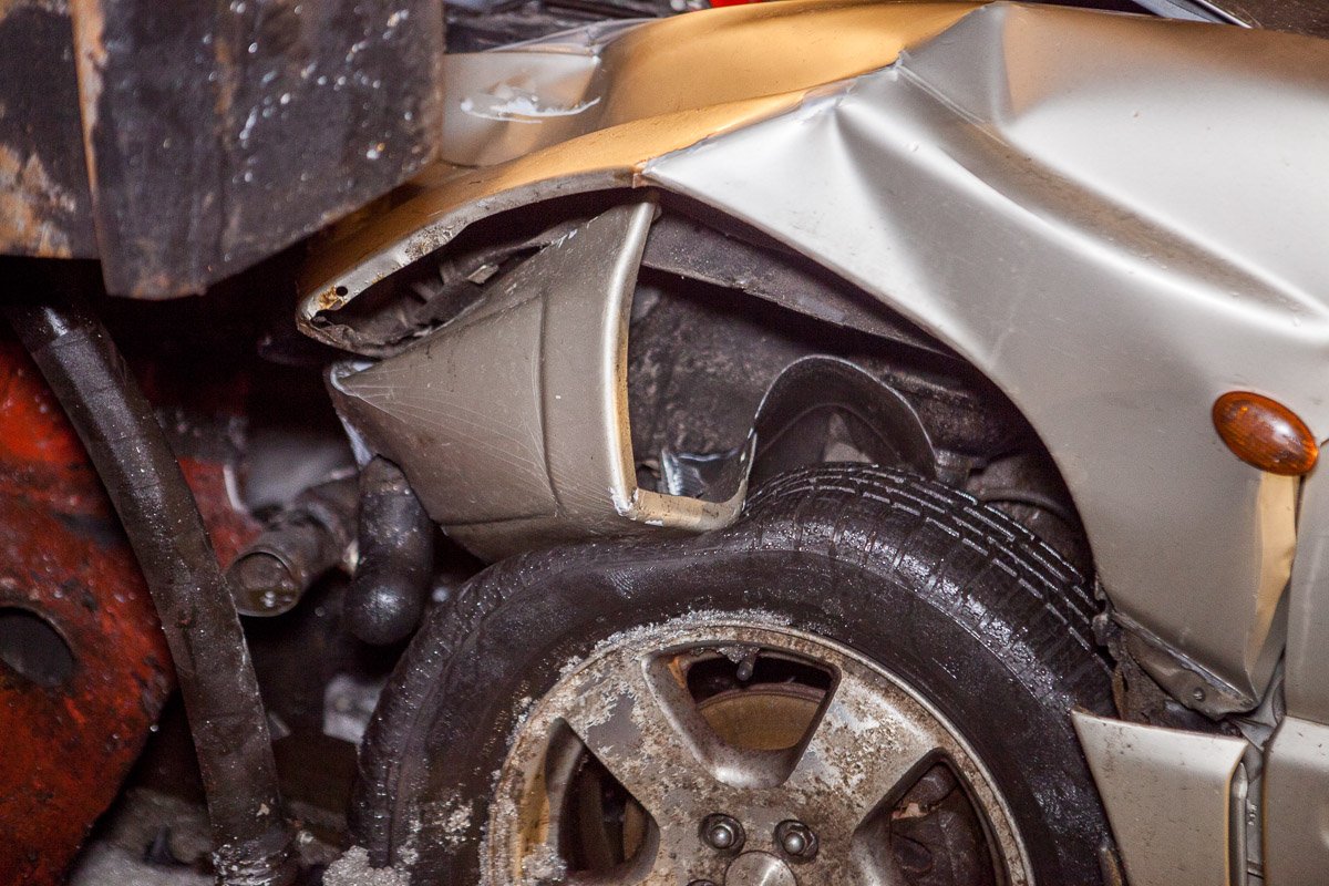 Груженый поезд протащил автомобиль более 70 метров