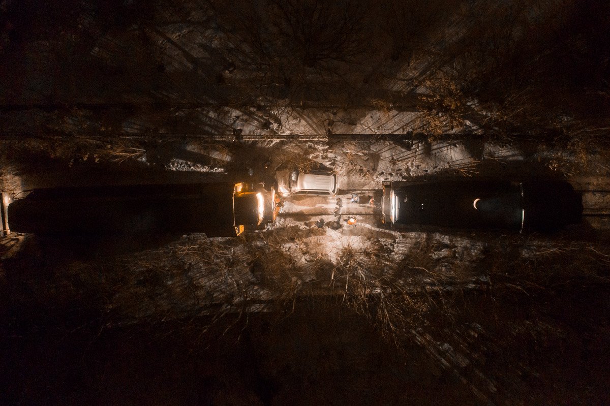 Автомобиль оттащил локомотив, который вызвали специально для этих целей.