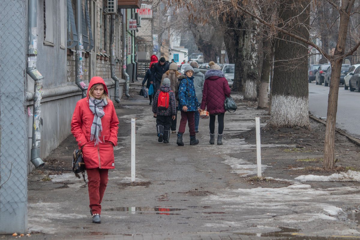 Грустные люди на грустной улице