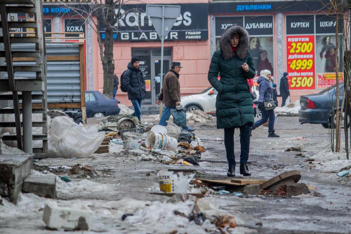 Улица будто тонет сама в себе