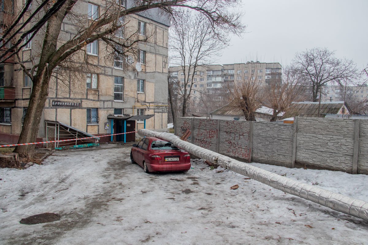 Труба теплотрассы упала на авто