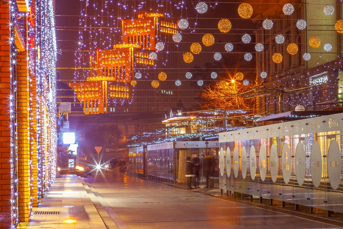 Люди куда-то бегут