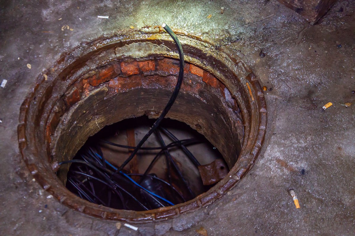 Даже не закрыли люк Даже не закрыли люк