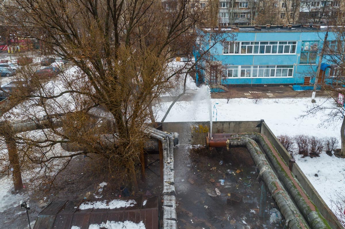 На Калиновой прорвало трубу На Калиновой прорвало трубу