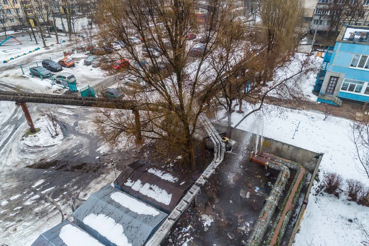 Прорыв трубы произошел на улице Калиновая, между домом №№ 100 и 102 Прорыв трубы произошел на улице Калиновая, между домом №№ 100 и 102