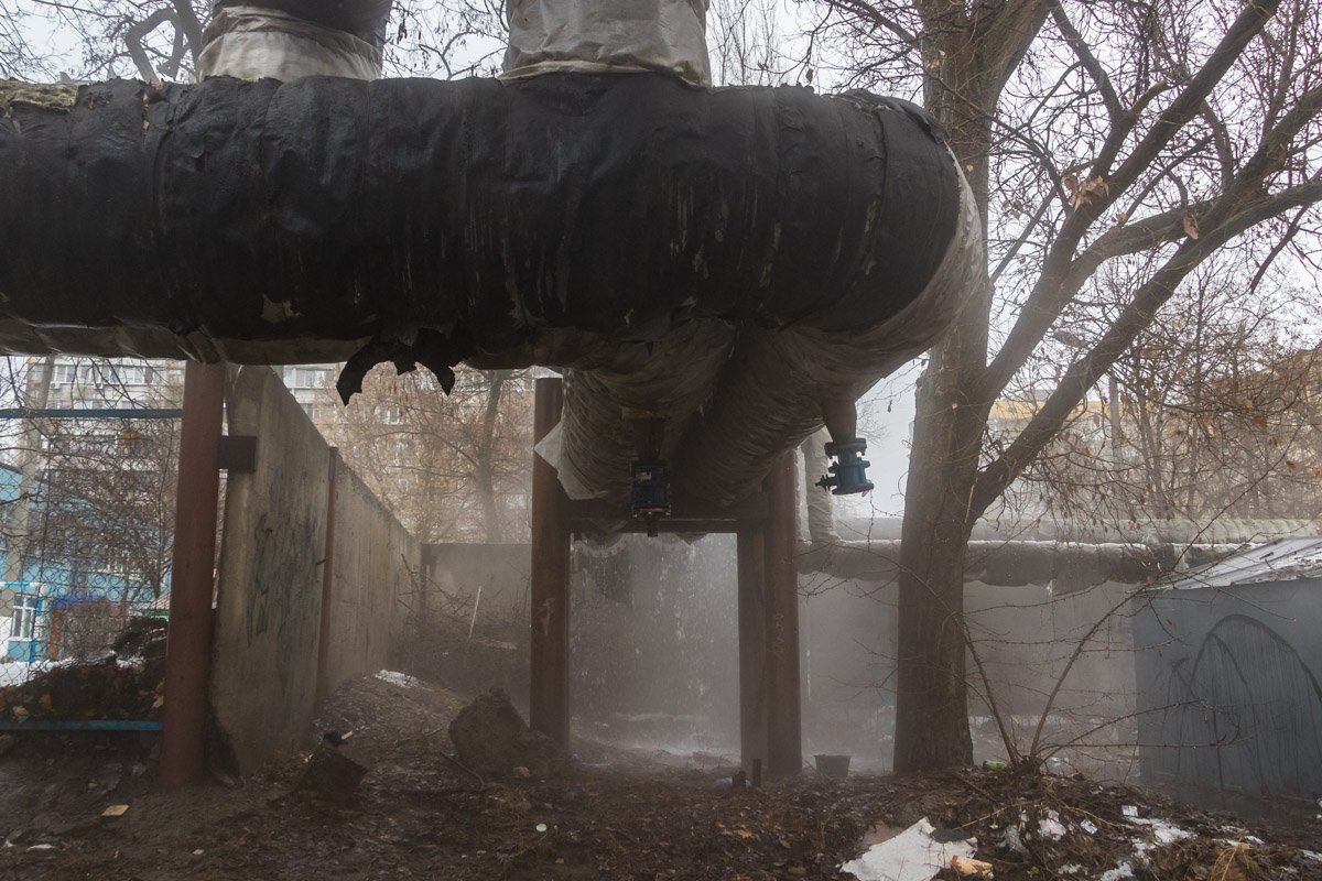 Мужчины сказали, что проводили гидроиспытание старой теплотрассы Мужчины сказали, что проводили гидроиспытание старой теплотрассы