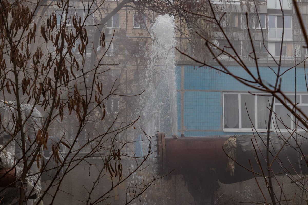 По словам местного жителя, прорыв трубы произошел из-за оплошности коммунальных служб По словам местного жителя, прорыв трубы произошел из-за оплошности коммунальных служб