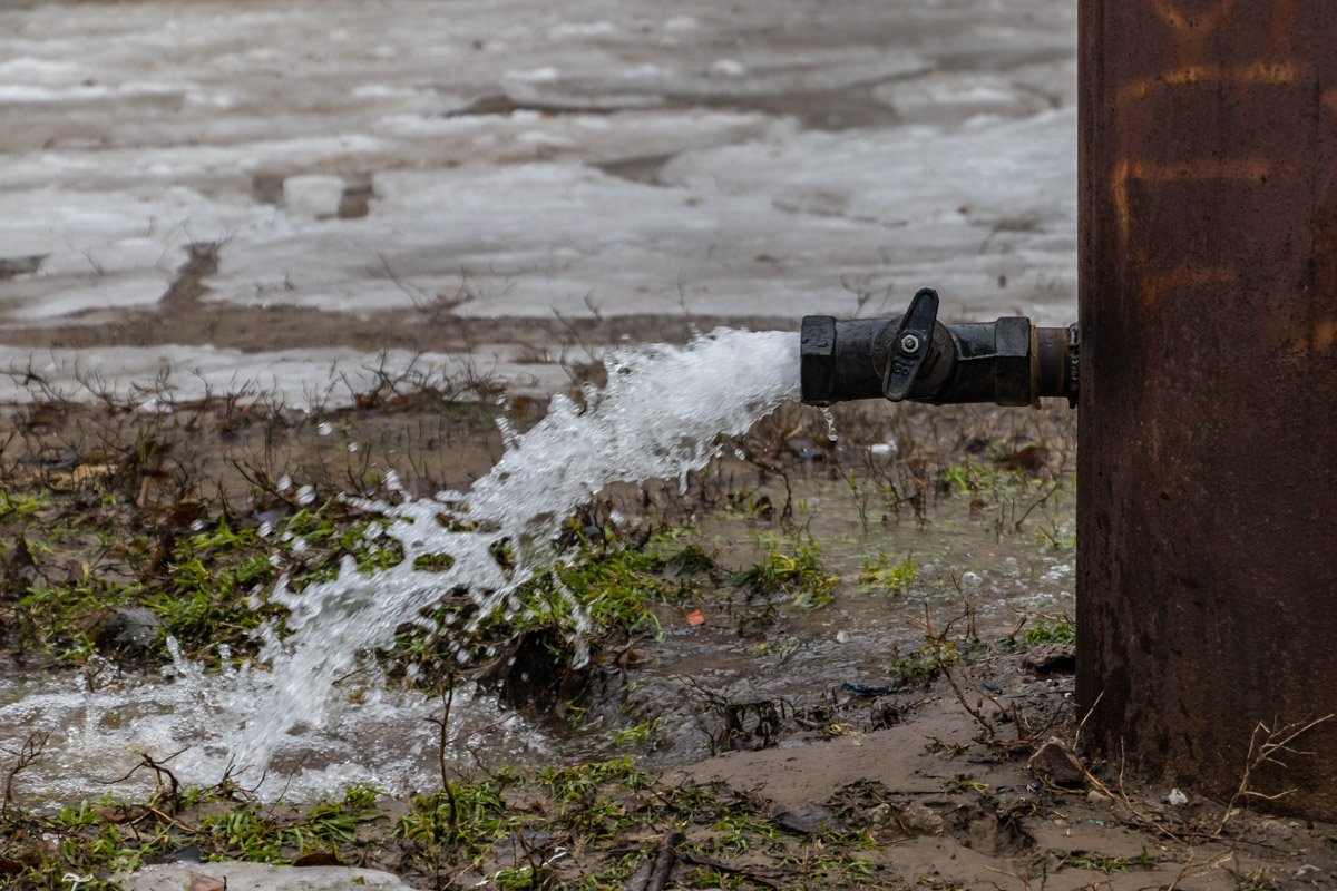 Мужчины сказали, что нельзя допустить замерзания воды в теплотрассе Мужчины сказали, что нельзя допустить замерзания воды в теплотрассе