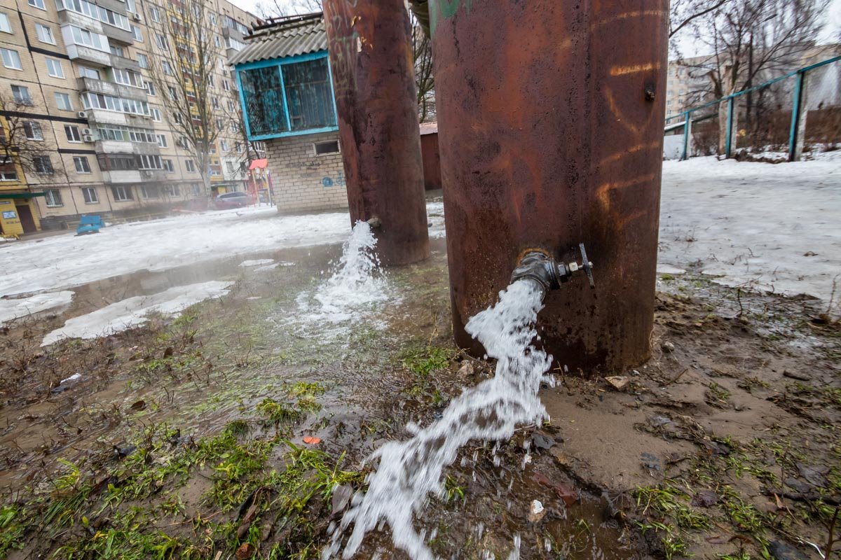 В канализационный люк сливать воду нельзя, потому что он не выдержит такого напора В канализационный люк сливать воду нельзя, потому что он не выдержит такого напора