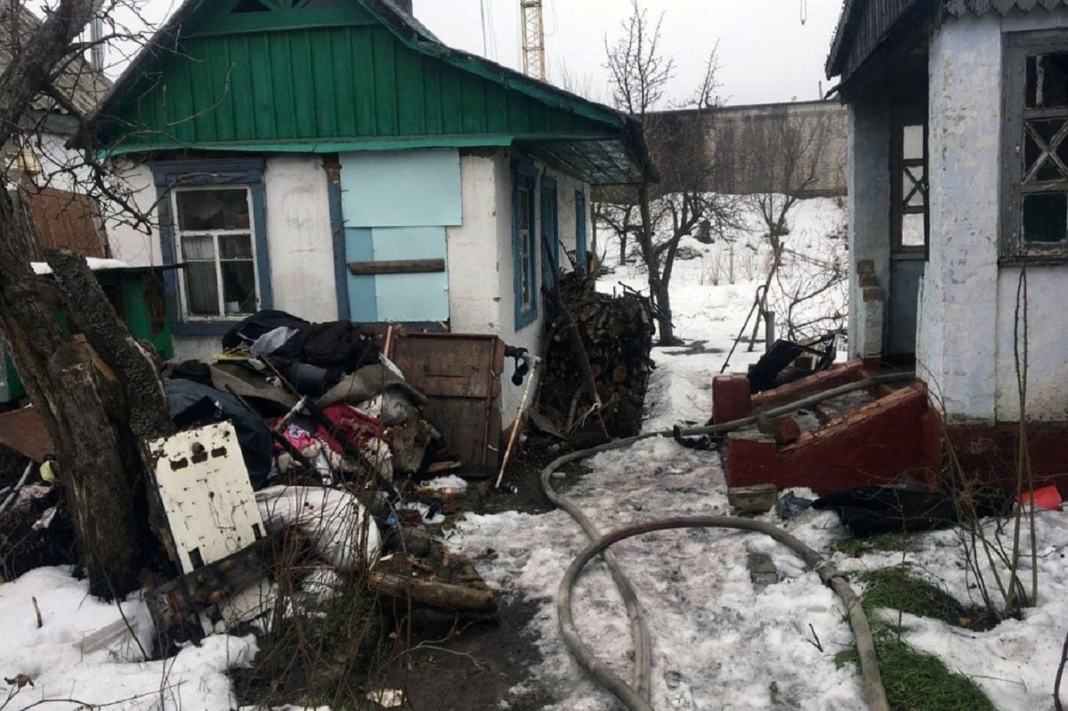 В Днепре на улице Саранской горел жилой дом В Днепре на улице Саранской горел жилой дом