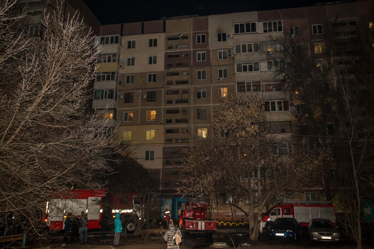 По приезде спасатели обнаружили, что в 9-этажном доме горит квартира на 9 этаже