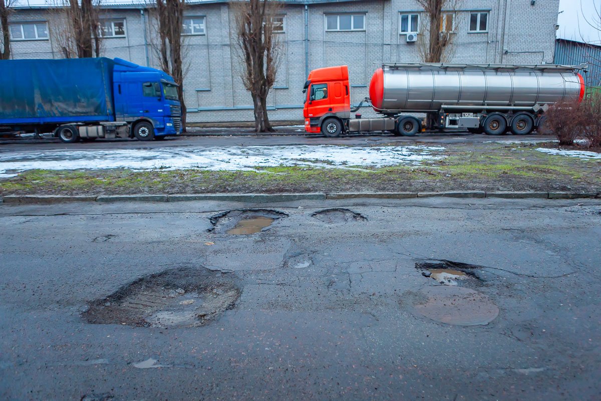 Судя по «морщинкам», психологический возраст асфальта — около 60 лет