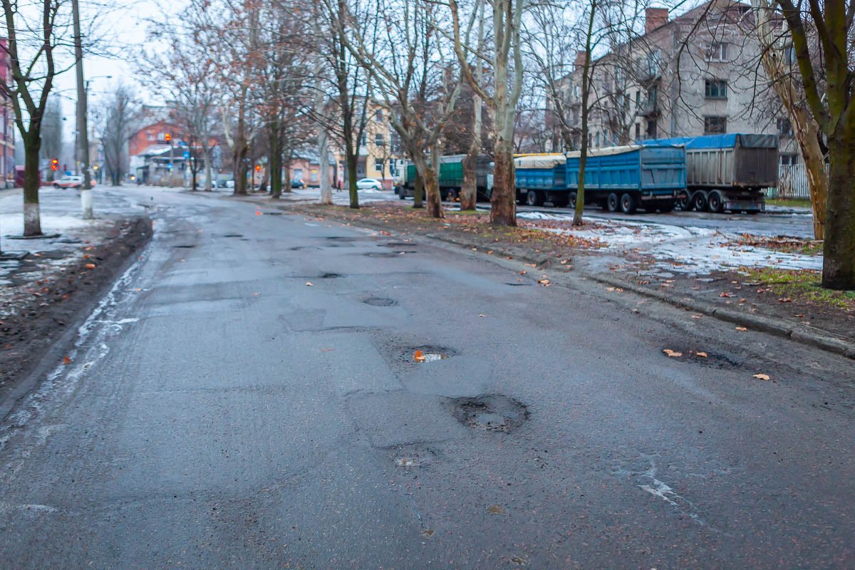 Листики пытаются прикрыть это безобразие