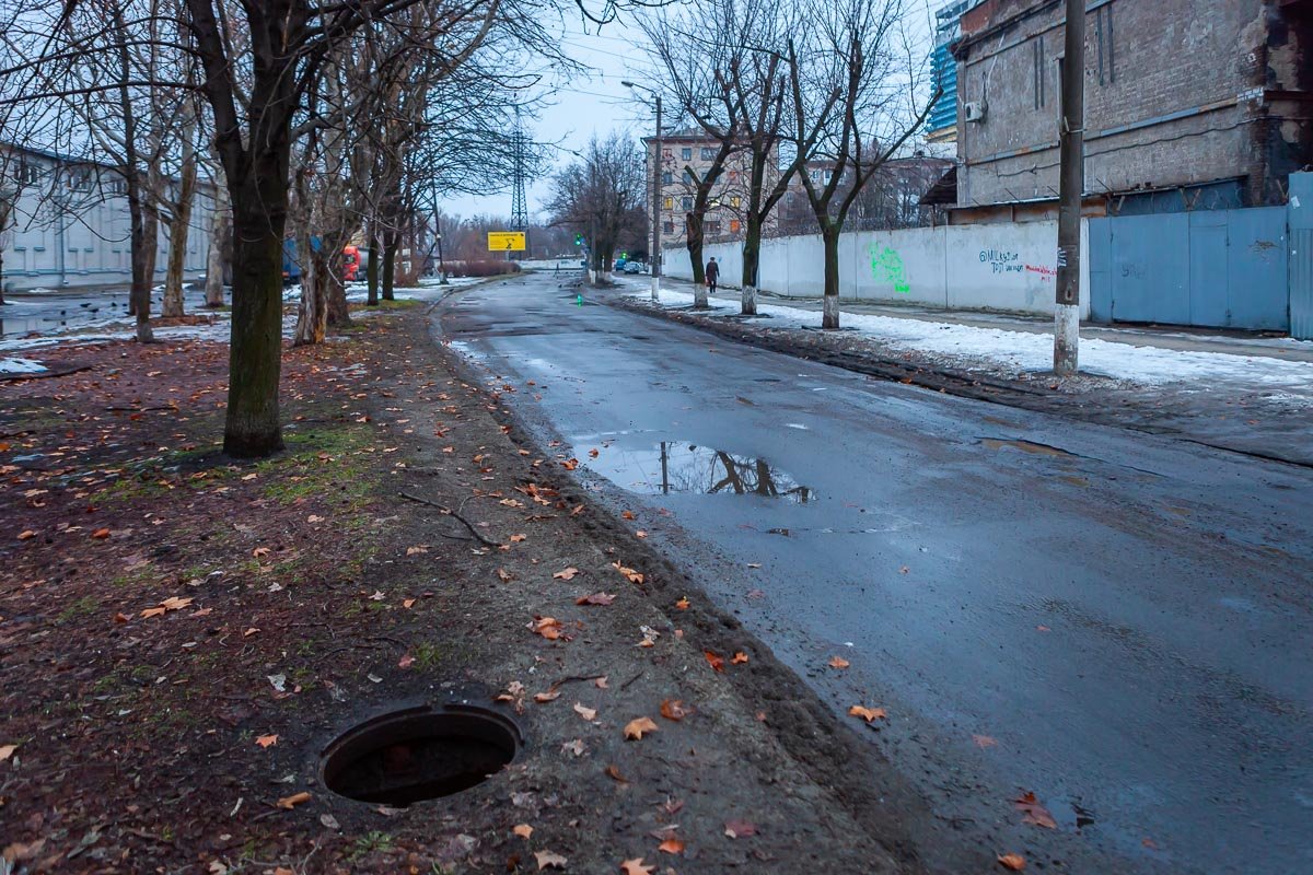 Для полной картины нищеты и разрухи не хватало только открытого люка. Класс