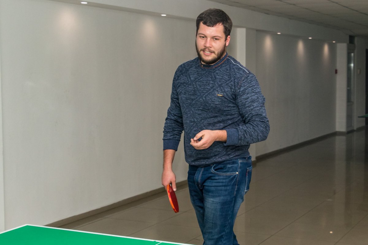 Ребята частенько собираются вместе, ходят в кафе, играют в квест-комнатах и даже устраивают турниры по настольному теннису 
