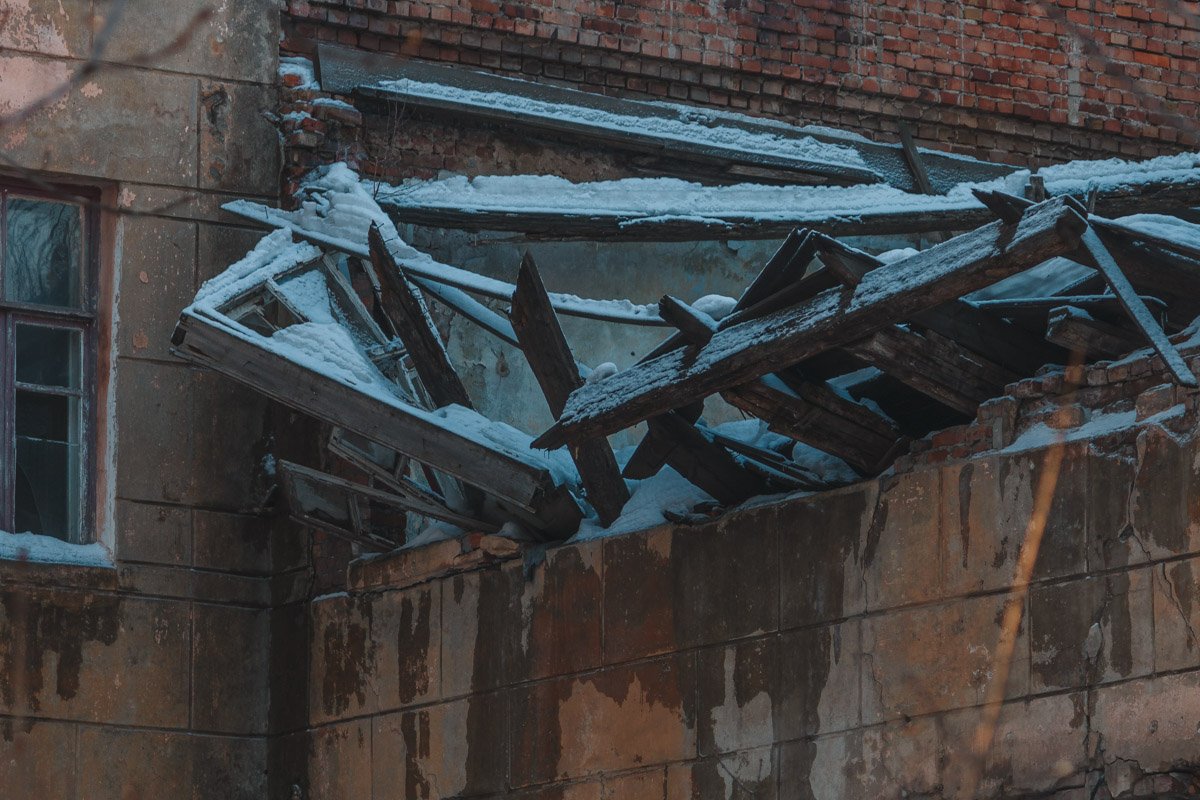 Прогнившие крыши рухнули, не выдержав вес снега Прогнившие крыши рухнули, не выдержав вес снега