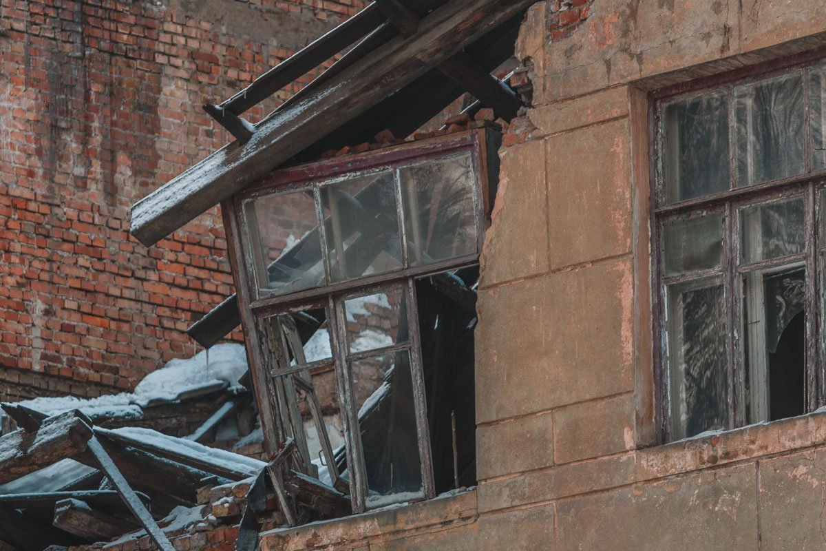 Здание неумолимо разрушается Здание неумолимо разрушается