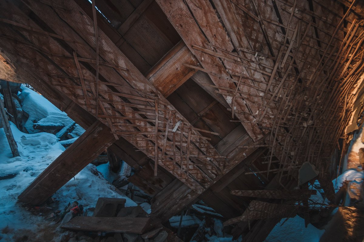 Старинная древесина прогнила и рухнула Старинная древесина прогнила и рухнула