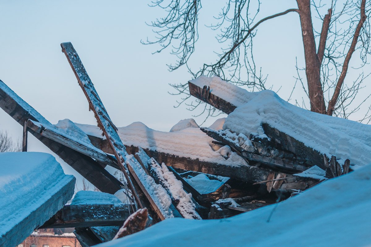 Вместе со старыми домами уходит в небытие история жизни, некогда кипевшей в этих стенах Вместе со старыми домами уходит в небытие история жизни, некогда кипевшей в этих стенах
