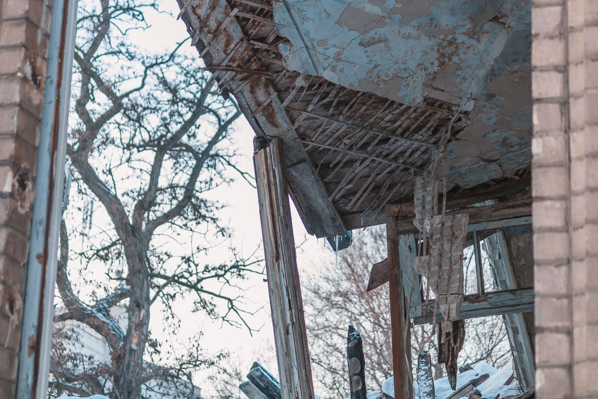 Полуразрушенные старинные фасады, прогнившие деревянные рамы и заколоченные двери хранят в себе множество тайн Полуразрушенные старинные фасады, прогнившие деревянные рамы и заколоченные двери хранят в себе множество тайн