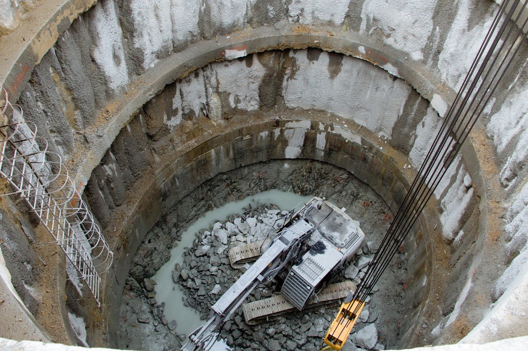 Один из источников шума в центре города находится на проспекте Дмитрия Яворницкого - между улицами Воскресенской и Андрея Фабра Один из источников шума в центре города находится на проспекте Дмитрия Яворницкого - между улицами Воскресенской и Андрея Фабра