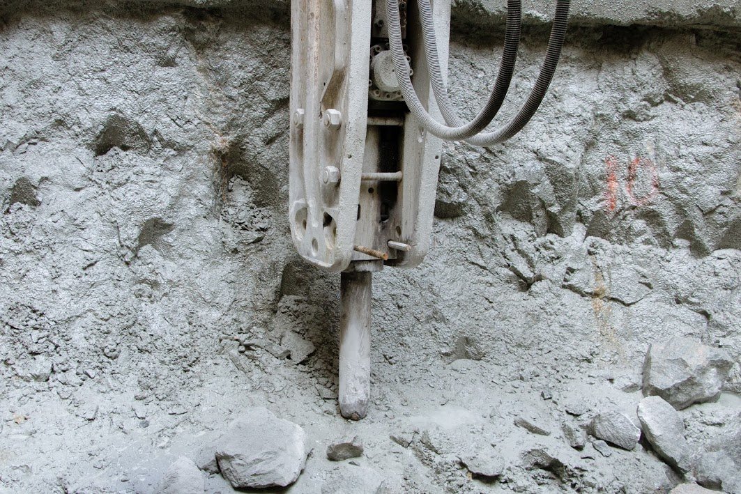 На этом участке подрядчики не могут поднимать почву буро-взрывным методом, поэтому весь грунт отбивают гидромолотом На этом участке подрядчики не могут поднимать почву буро-взрывным методом, поэтому весь грунт отбивают гидромолотом