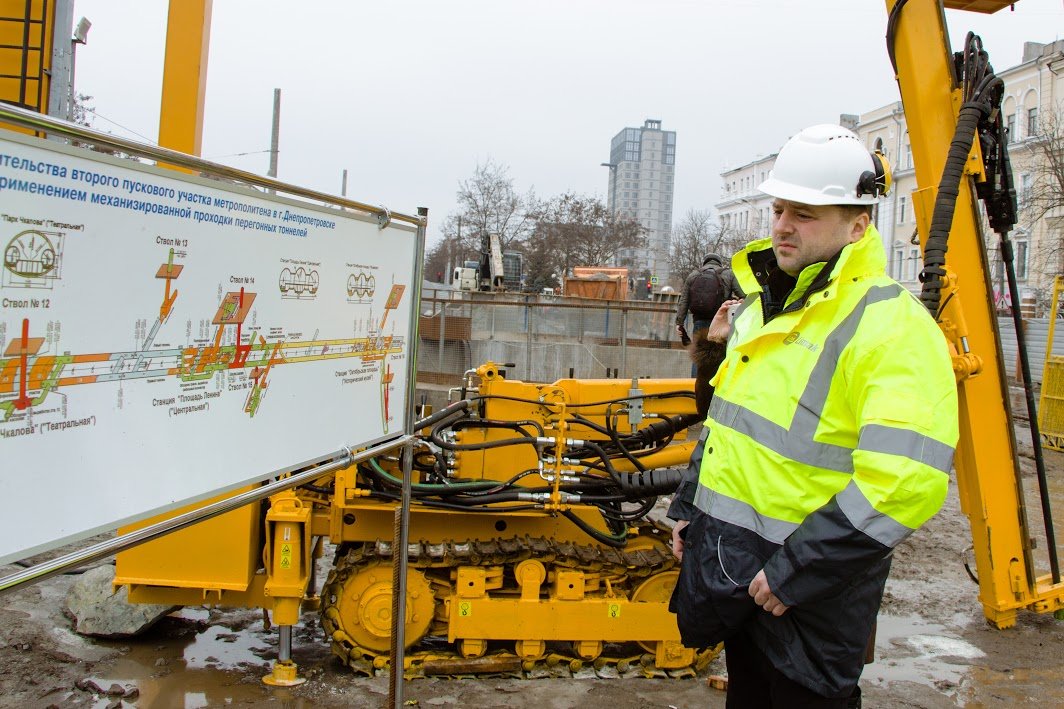 Михаил Лысенко неустанно следит за ходом строительства метрополитена Михаил Лысенко неустанно следит за ходом строительства метрополитена